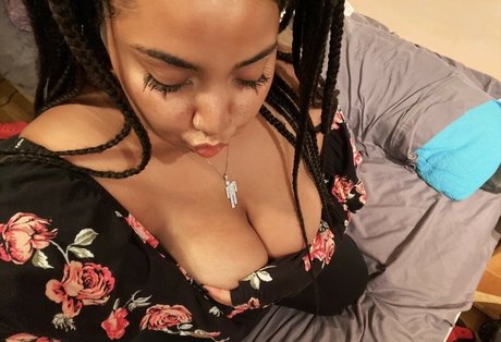 Обнаженная фотография утечки OnlyFans от Mona Luvismona