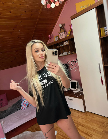 Обнаженная фотография утечки OnlyFans от Hotblondesarah