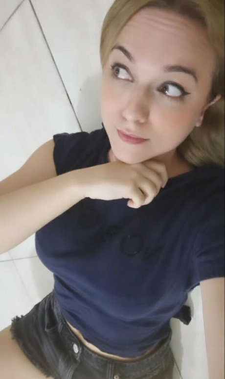 Alaston vuotanut OnlyFans-kuva Ayu Brazil