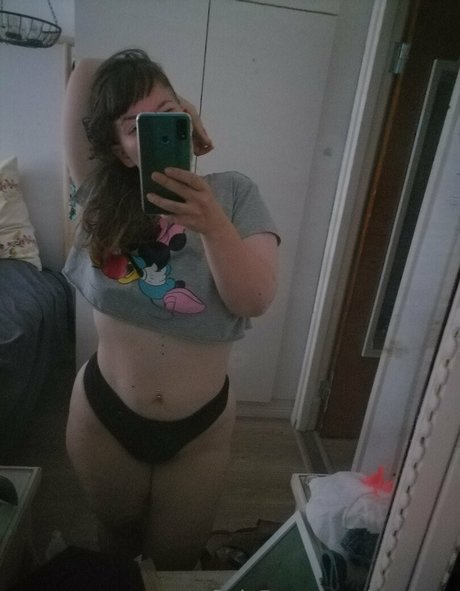 Alaston vuotanut OnlyFans-kuva Saatane