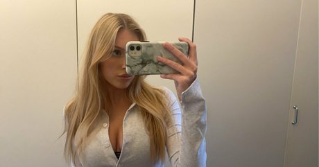 Naken läckt OnlyFans-bild av Swegirlmafia