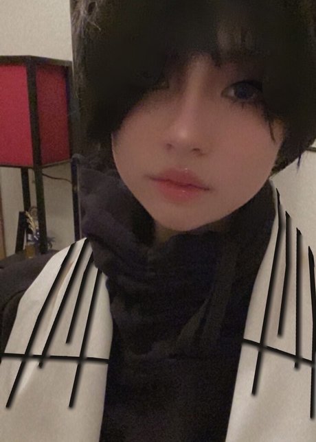 Naken läckt OnlyFans-bild av Astro Rivaille
