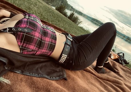 Hollyhellfree