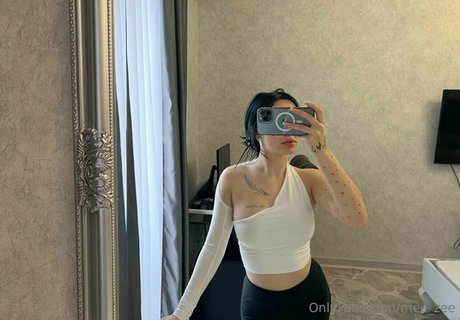 Naken lekkede OnlyFans-bilde av Meezee
