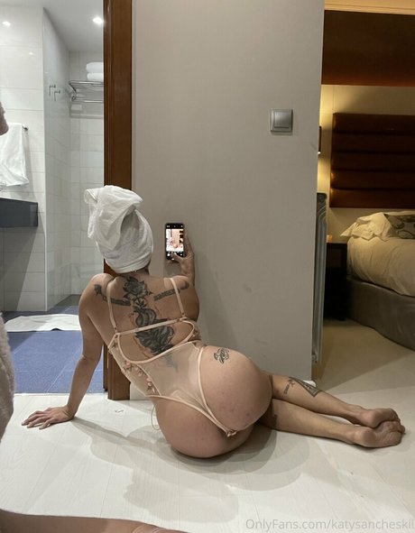 Naakte gelekte OnlyFans-foto van Katysancheskii