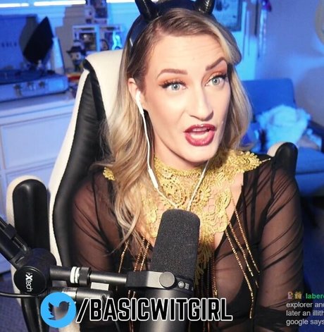 Naken lekkede OnlyFans-bilde av Basicwitgirl