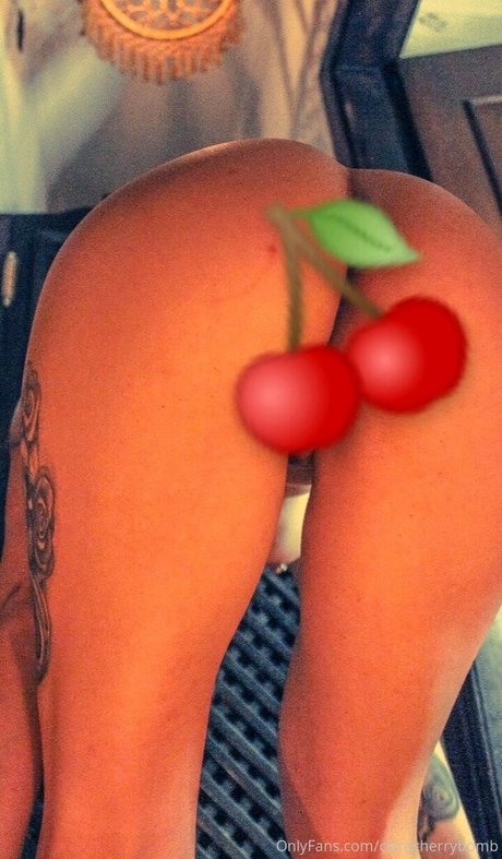 Naken läckt OnlyFans-bild av Cherry Bomb