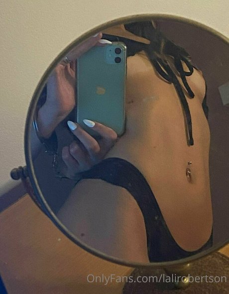 Naken läckt OnlyFans-bild av Lalirobertson