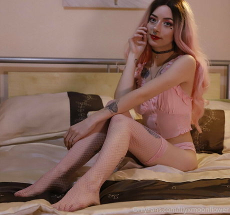 Naken läckt OnlyFans-bild av Lily Moonflower