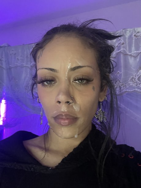 Alaston vuotanut OnlyFans-kuva Lust4lola