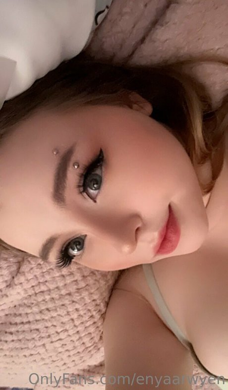 Nahá fotka uniklých OnlyFans od Enyaarwyen