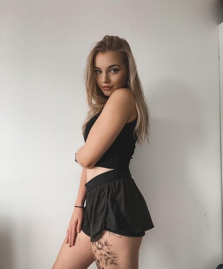 Naken lekkede OnlyFans-bilde av Laura