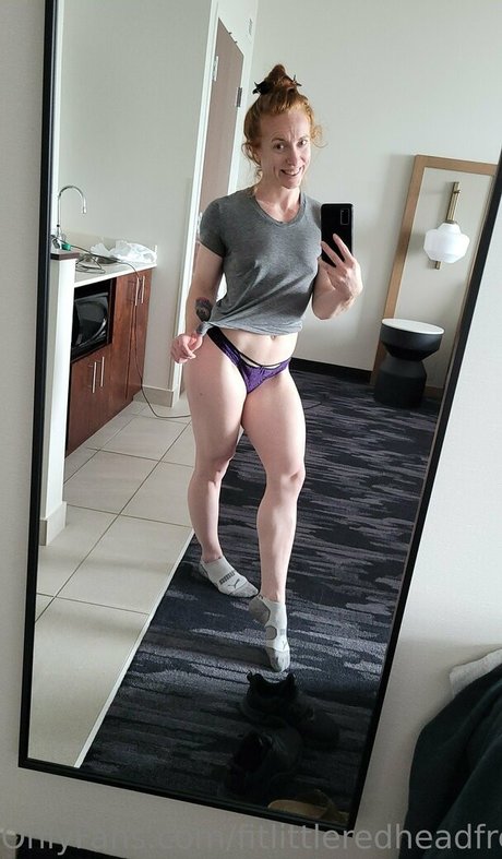 Naken läckt OnlyFans-bild av Fitlittleredheadfree