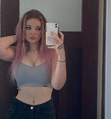 Naken lekkede OnlyFans-bilde av Itsssarapriv