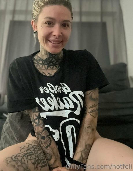 Naken läckt OnlyFans-bild av Hotfeli