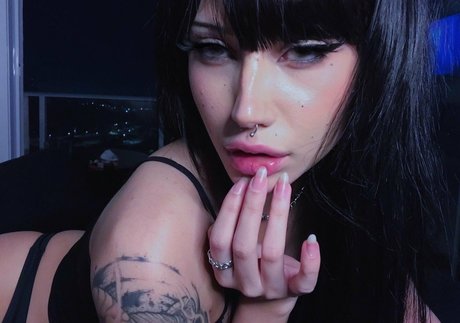 Alaston vuotanut OnlyFans-kuva Milkyroth