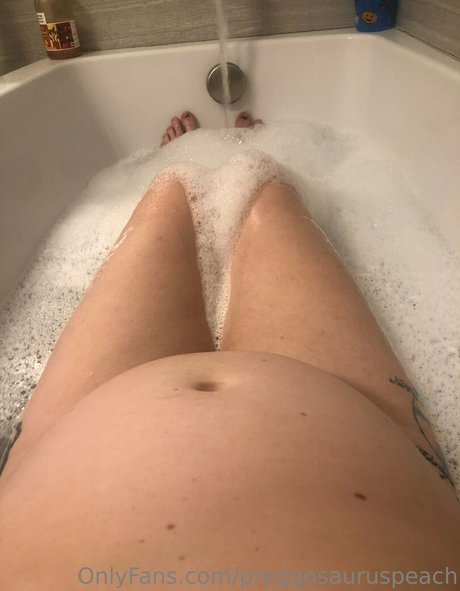 Naken läckt OnlyFans-bild av Preggosauruspeach