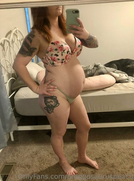 Preggosauruspeach  nude leaked OnlyFans photo