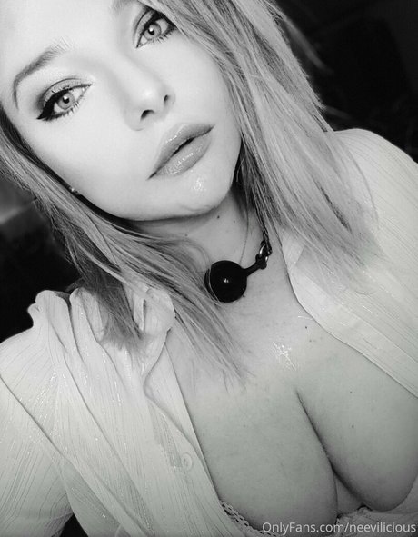 Nahá fotka uniklých OnlyFans od Neevilicious