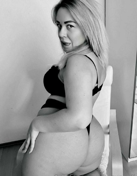 Nacktes geleaktes OnlyFans-Foto von Fierymommy