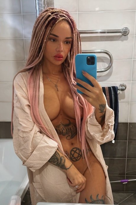 Naakte gelekte OnlyFans-foto van Baby Momo