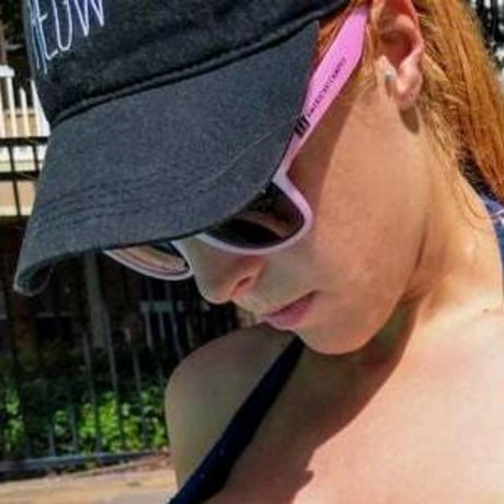 Обнаженная фотография утечки OnlyFans от Bustyginger