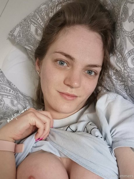 Alaston vuotanut OnlyFans-kuva Carlyraesummers
