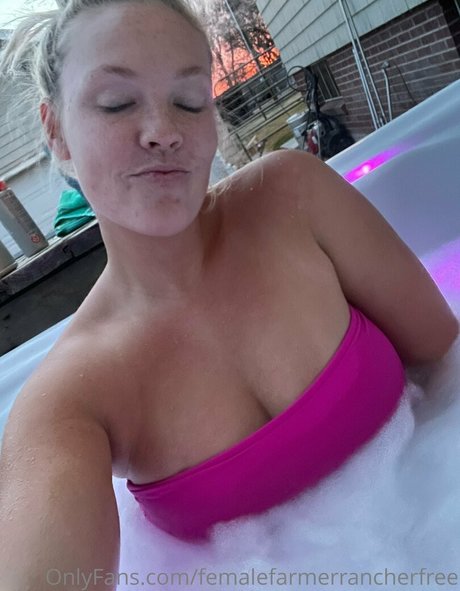 Foto di nudo di fuga di OnlyFans di Femalefarmerrancherfree