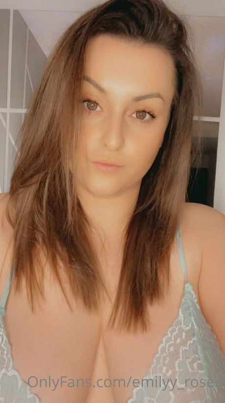 Naken lekkede OnlyFans-bilde av Emilyyrosee