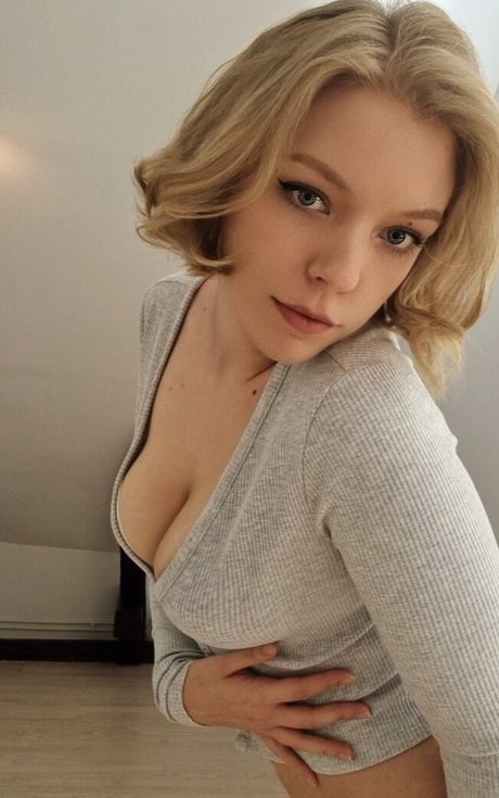 Naakte gelekte OnlyFans-foto van Nina Fragole