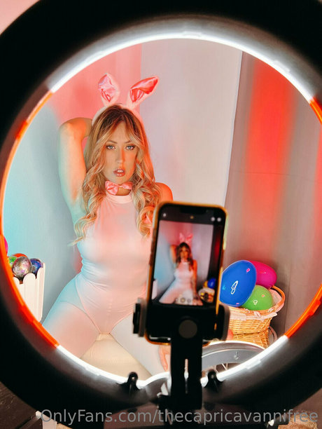 Nahá fotka uniklých OnlyFans od Thecapricavannifree