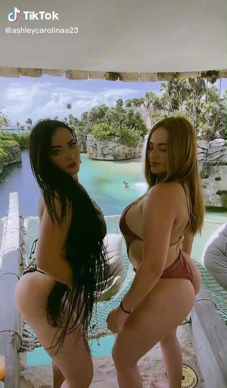 Naken lekkede OnlyFans-bilde av Ashley Carolina