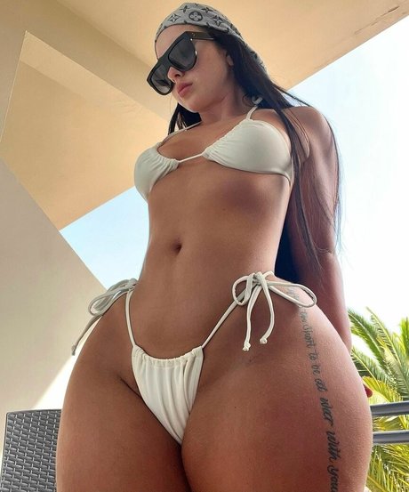 Naken läckt OnlyFans-bild av British Baddie