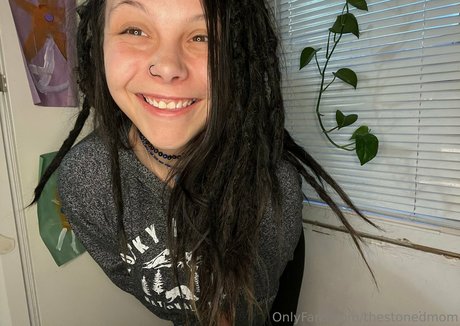 Naakte gelekte OnlyFans-foto van Thestonedmom