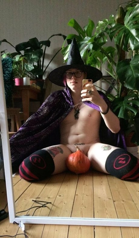 Alasti lekkinud OnlyFans-i pilt Goblinthot