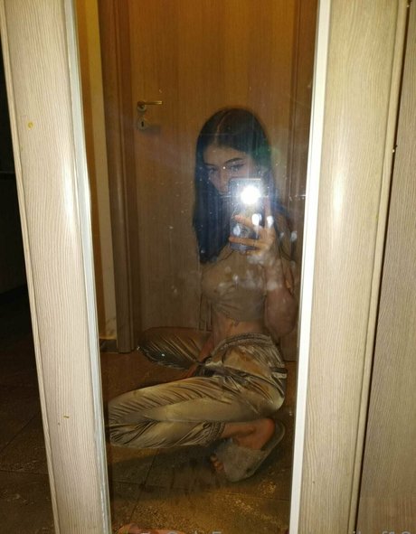 Naakte gelekte OnlyFans-foto van Marikof18