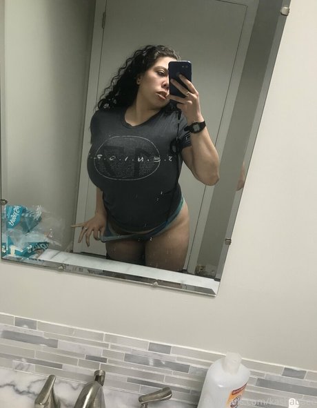 Naken läckt OnlyFans-bild av Kashabaee