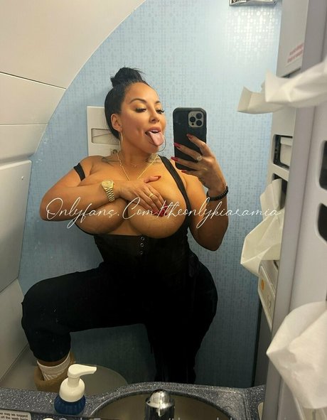 Naken läckt OnlyFans-bild av Theonlykiaramiaxxx