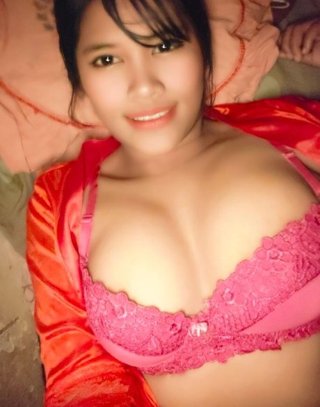 Naken läckt OnlyFans-bild av Mama Muda Anjani
