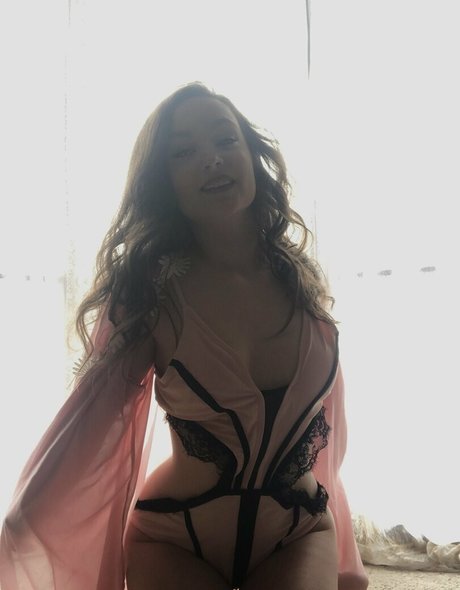 Naken läckt OnlyFans-bild av Brunetteheadbaddie