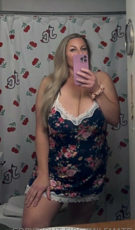 Обнаженная фотография утечки OnlyFans от Firstmilfmate