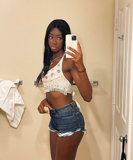 Naken lekkede OnlyFans-bilde av Luhmulaa