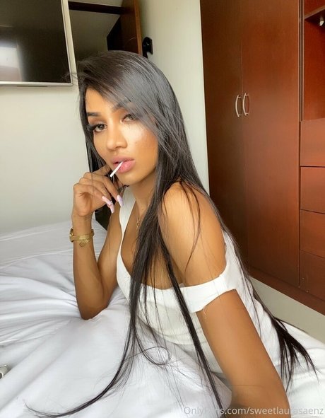 Naken lekkede OnlyFans-bilde av Laura Saenz
