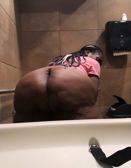 Nagie wyciekłe zdjęcie OnlyFans od Cheekiifemme