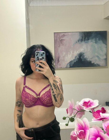 Alasti lekkinud OnlyFans-i pilt Minniealiencos
