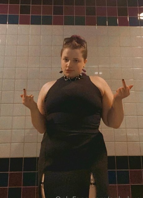 Alasti lekkinud OnlyFans-i pilt Enbybug