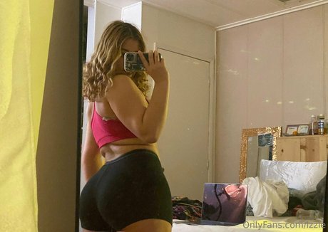 Обнаженная фотография утечки OnlyFans от Lzzle