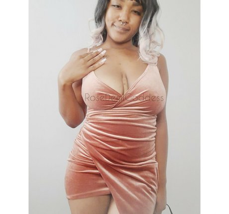 Nahá fotka uniklých OnlyFans od Rosedemifree