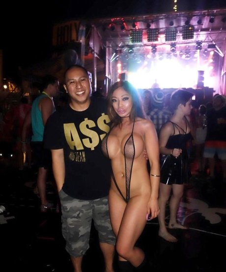 Naakte gelekte OnlyFans-foto van Tiffany Luu