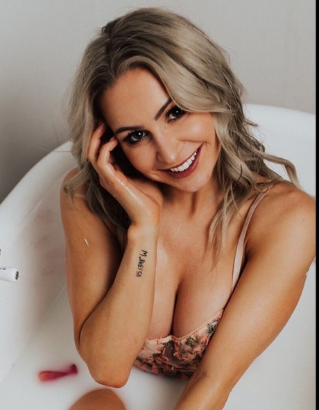 Naken läckt OnlyFans-bild av Bikinibarbieee